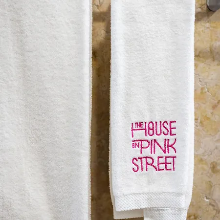Hotel apartamentowy The House On The Pink Street In