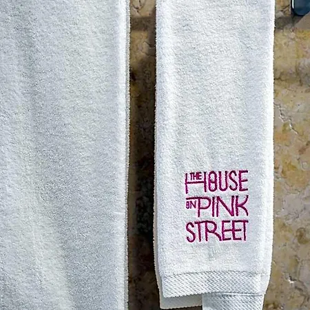 The House On The Pink Street In 아파트호텔